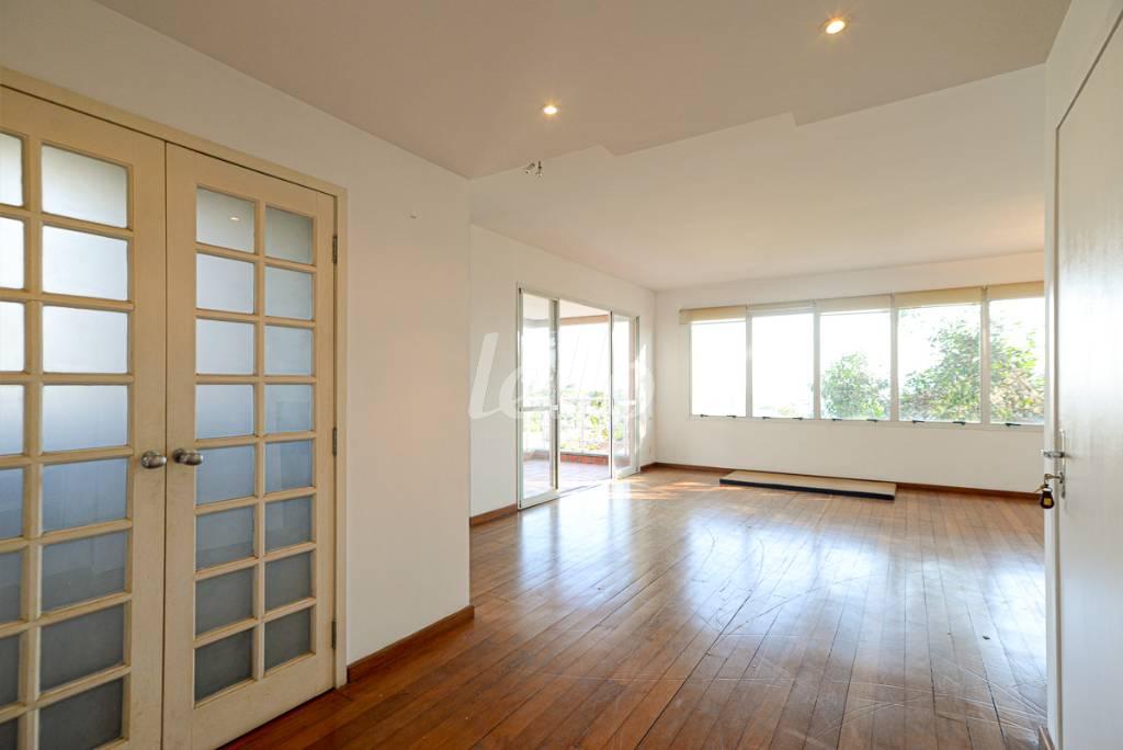 SALA DE ESTAR de Casa à venda, em condomínio - sobrado com 285 m², 2 quartos e 2 vagas em Vila Madalena - São Paulo