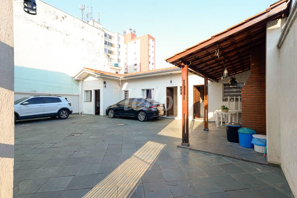 ÁREA EXTERNA de Casa à venda, sobrado com 250 m², 5 quartos e 6 vagas em Moema - São Paulo