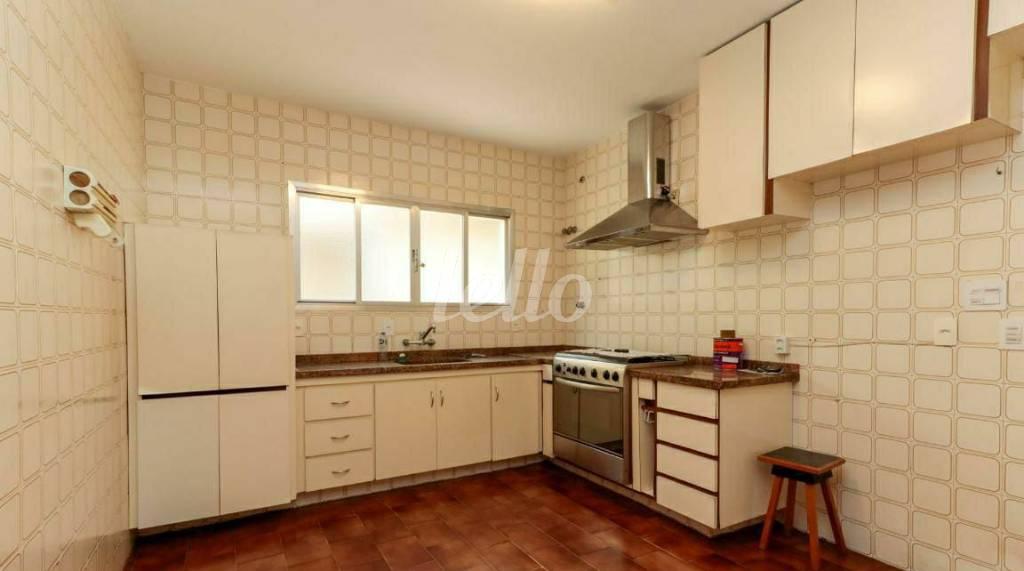 COZINHA de Casa à venda, sobrado com 230 m², 3 quartos e 2 vagas em Alto de Pinheiros - São Paulo