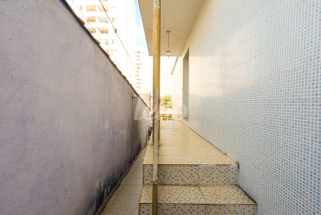 CORREDOR LATERAL de Casa à venda, sobrado com 236 m², 4 quartos e 2 vagas em Vila Prudente - São Paulo