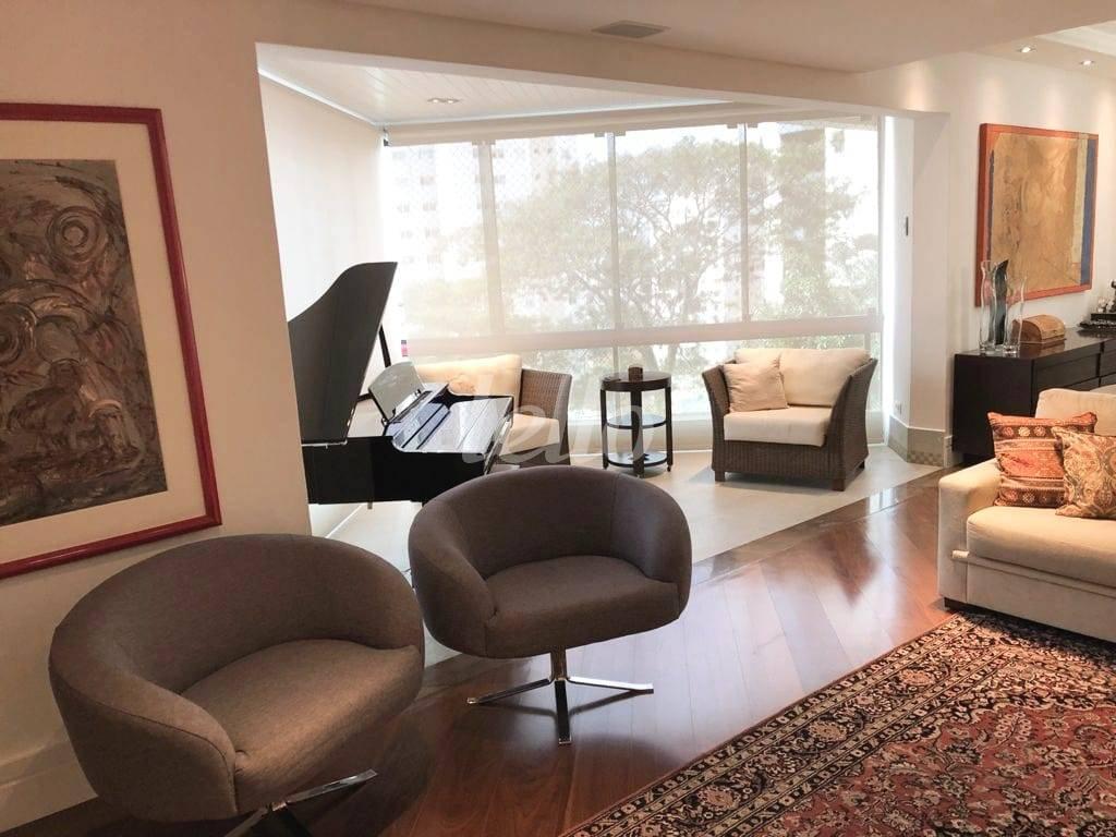 LIVING de Apartamento à venda, Padrão com 168 m², 3 quartos e 4 vagas em Vila Monumento - São Paulo