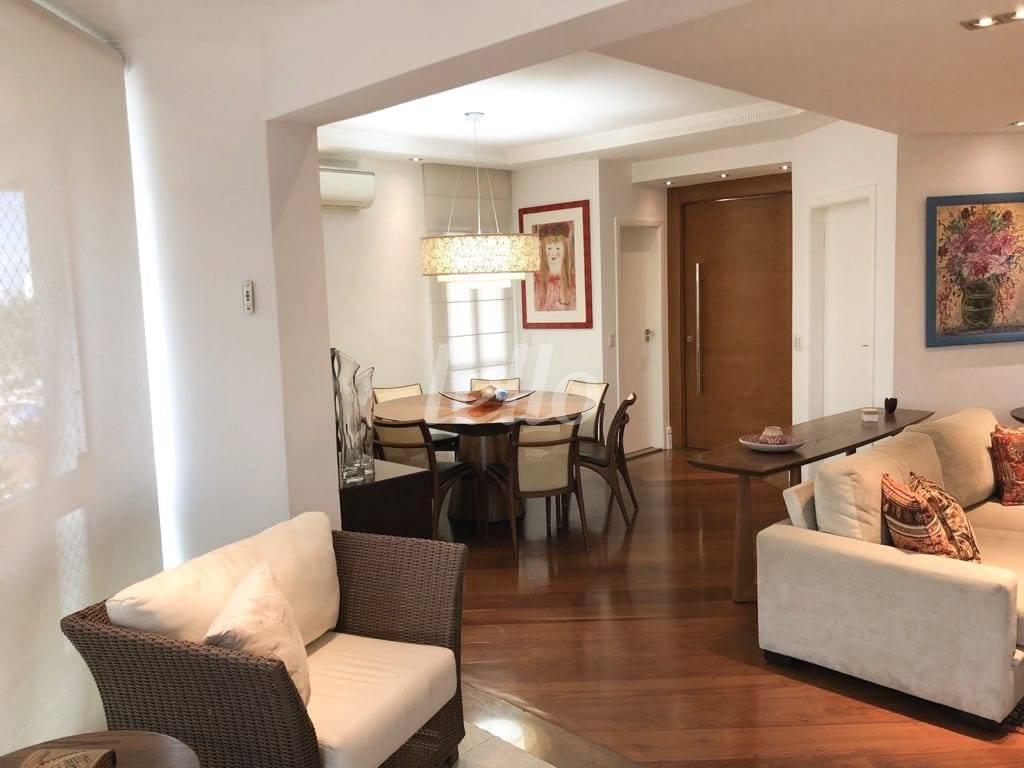 LIVING de Apartamento à venda, Padrão com 168 m², 3 quartos e 4 vagas em Vila Monumento - São Paulo