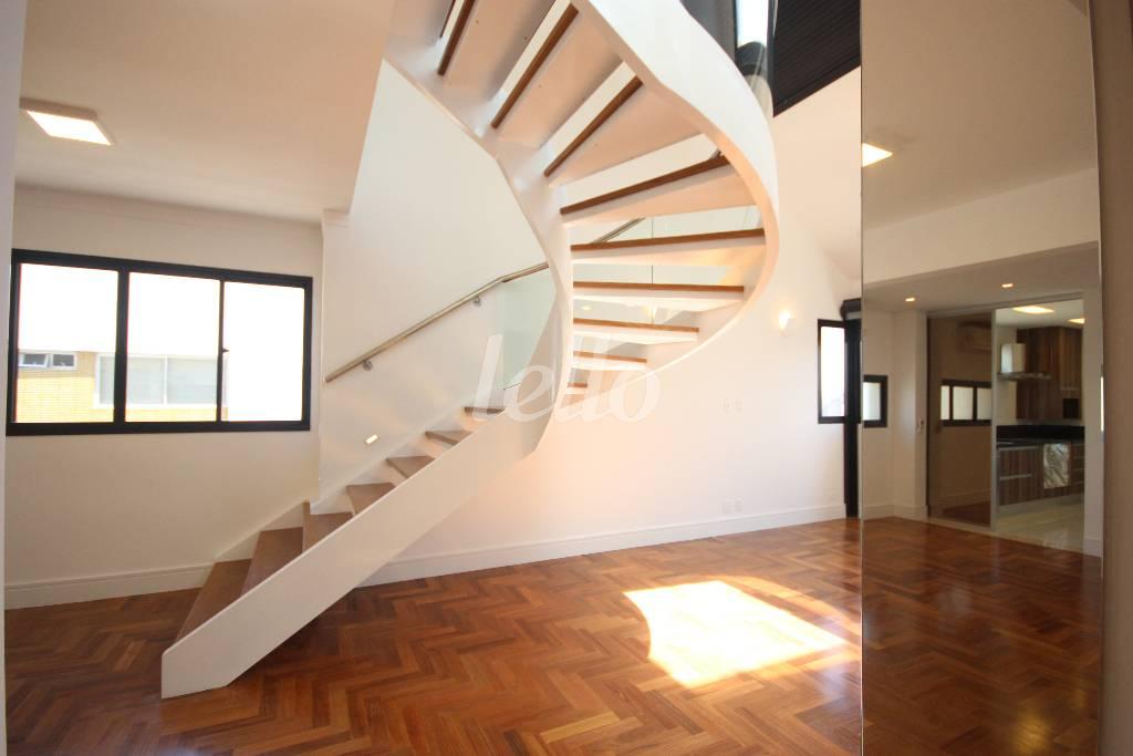 ESCADA de Apartamento à venda, cobertura - Padrão com 314 m², 3 quartos e 4 vagas em Indianópolis - São Paulo
