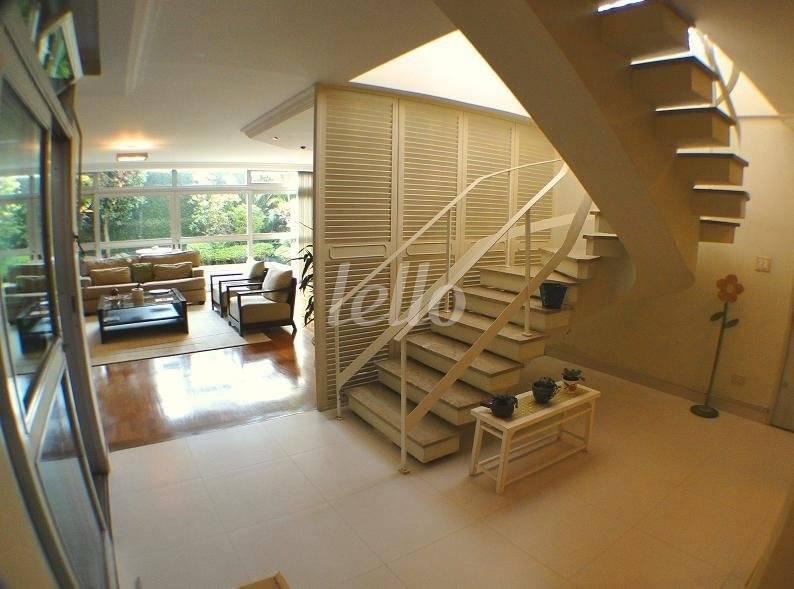 ESCADA de Casa à venda, sobrado com 300 m², 4 quartos e 4 vagas em Mirandopolis - São Paulo