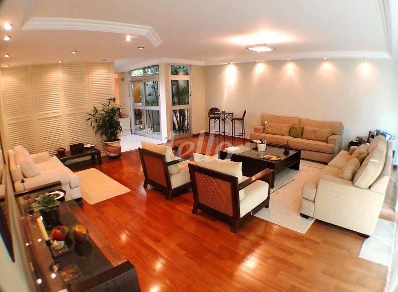 LIVING de Casa à venda, sobrado com 300 m², 4 quartos e 4 vagas em Mirandopolis - São Paulo