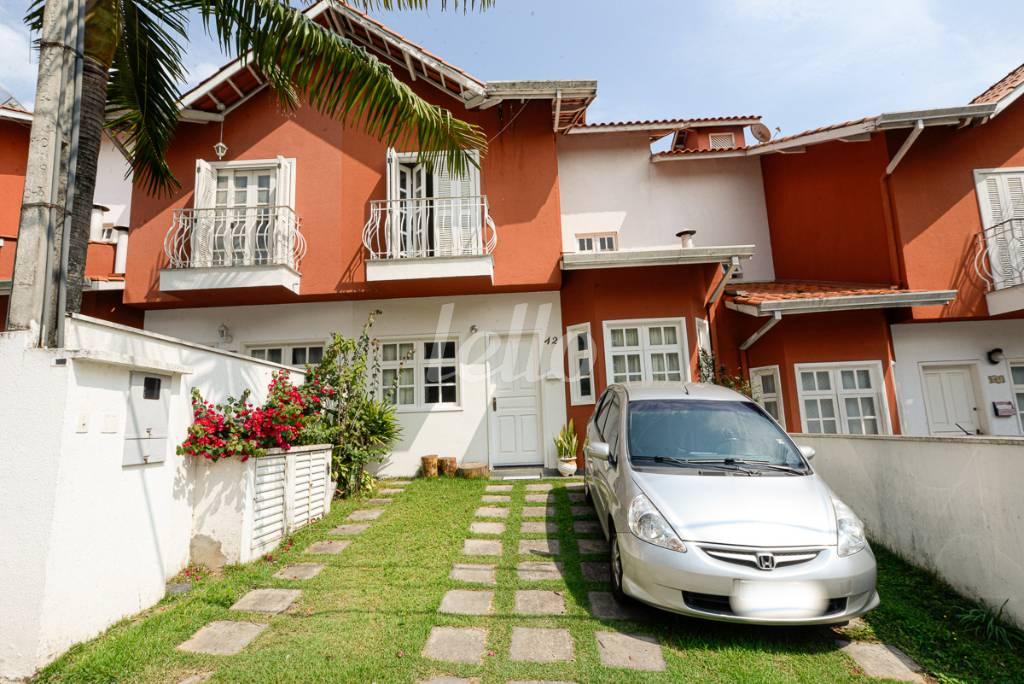 FACHADA de Casa à venda, sobrado com 110 m², 3 quartos e 2 vagas em Jd. Leonor M. de Barros - São Paulo