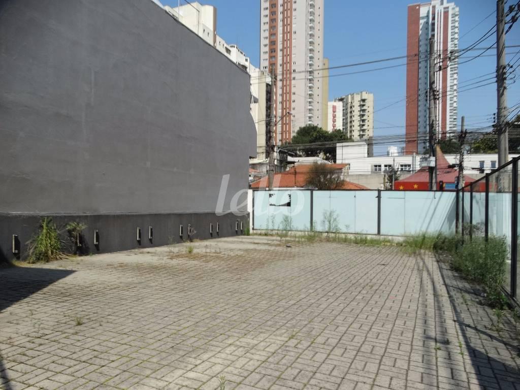 TERRENO de Área / Terreno para alugar, Padrão com 242 m², e em Vila Gomes Cardim - São Paulo