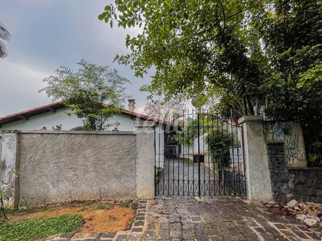 FACHADA de Casa à venda, térrea com 300 m², 3 quartos e 5 vagas em Vila Madalena - São Paulo