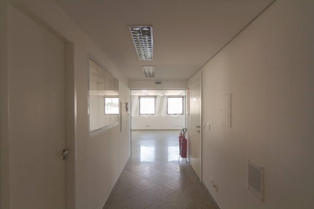 CORREDOR de Sala / Conjunto para alugar, Padrão com 90 m², e 3 vagas em Várzea da Barra Funda - São Paulo