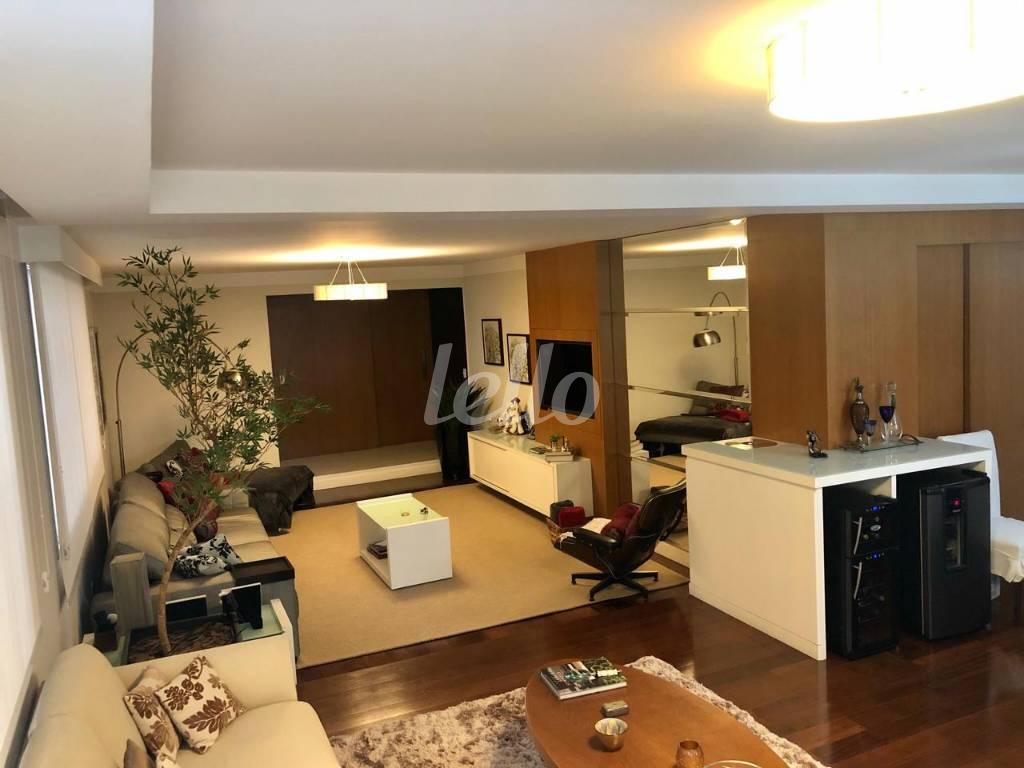 SALA de Apartamento à venda, Padrão com 212 m², 3 quartos e 2 vagas em Santa Cecília - São Paulo