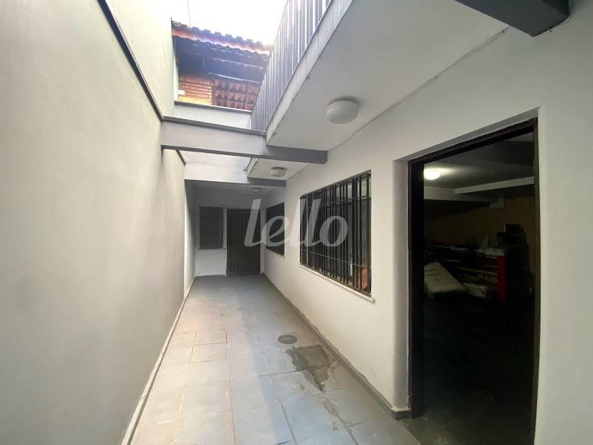 CORREDOR LATERAL de Casa à venda, sobrado com 284 m², 3 quartos e 5 vagas em Vila Santa Isabel - São Paulo
