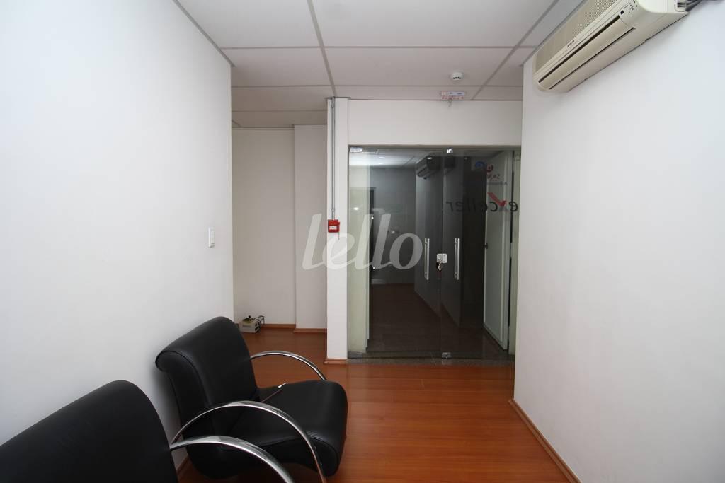 ENTRADA de Sala / Conjunto para alugar, Padrão com 170 m², e em República - São Paulo