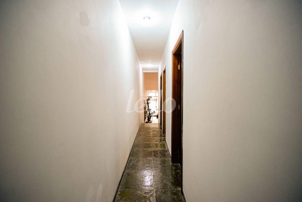 CORREDOR DORMITÓRIOS de Casa à venda, sobrado com 320 m², 3 quartos e 10 vagas em Vila Santa Clara - São Paulo
