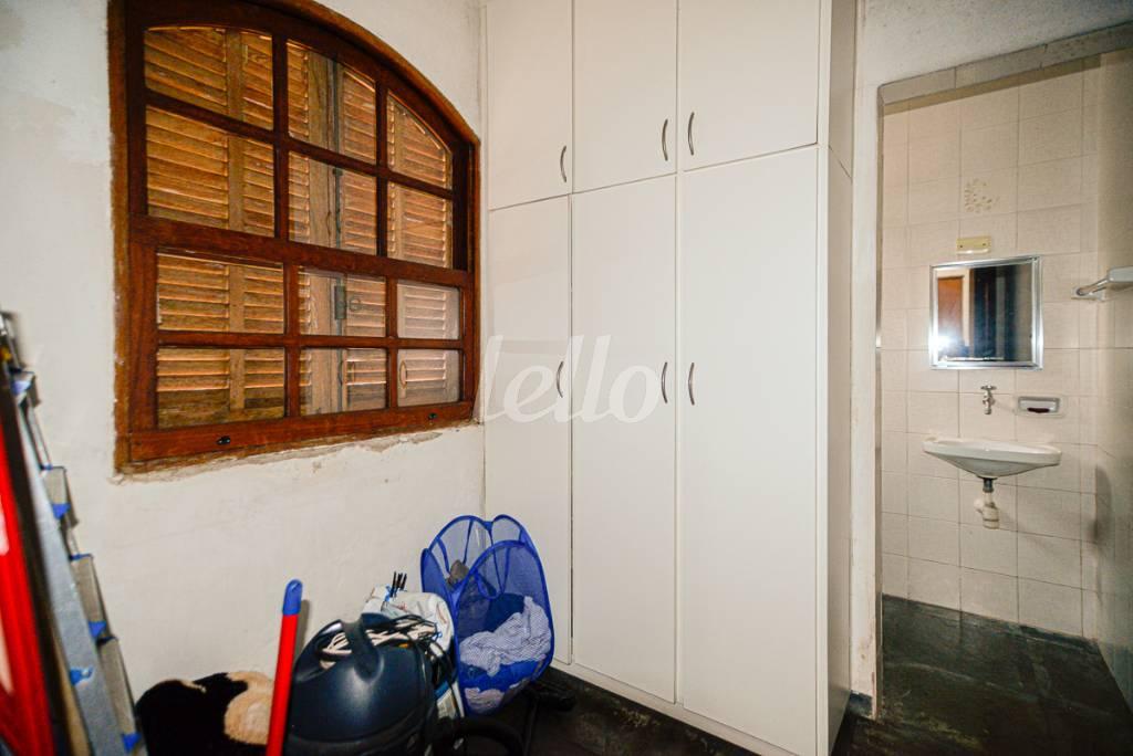 DORMITÓRIO DE SERVIÇO de Casa à venda, sobrado com 320 m², 3 quartos e 10 vagas em Vila Santa Clara - São Paulo