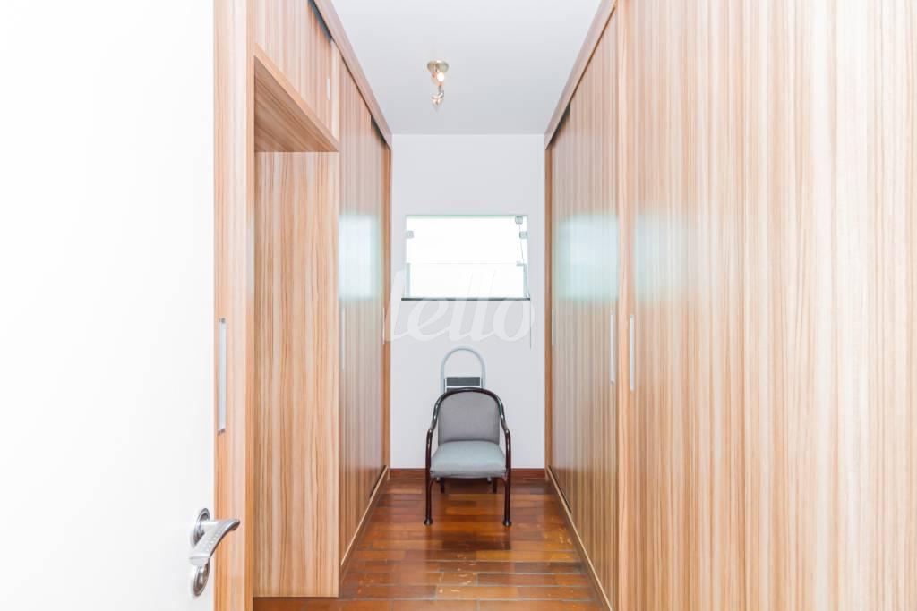 CLOSET SUÍTE 2 de Casa à venda, sobrado com 370 m², 5 quartos e 4 vagas em Barro Branco - zona Norte - São Paulo