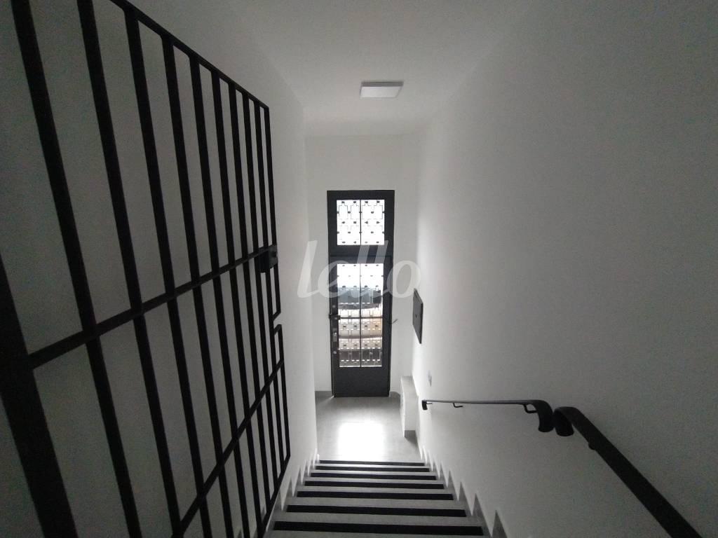 ESCADA DE ACESSO de Sala / Conjunto para alugar, Padrão com 121 m², e 2 vagas em Vila Mazzei - São Paulo
