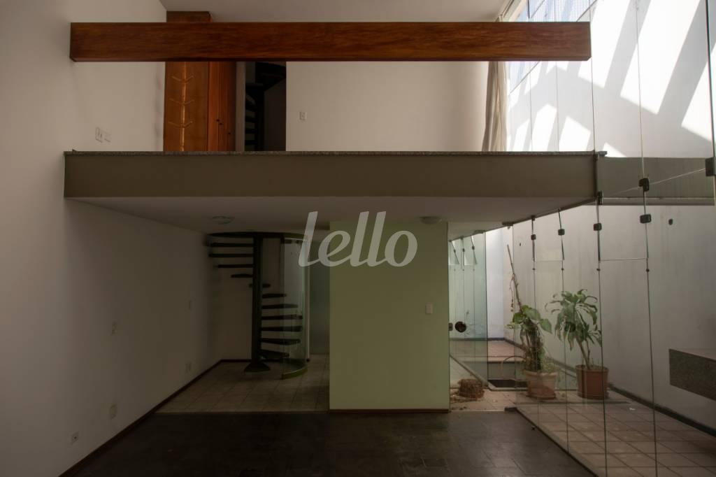 PISO INFERIOR - JARDIM DE INVERNO - ESCADA de Casa à venda, sobrado com 200 m², e 1 vaga em Indianópolis - São Paulo