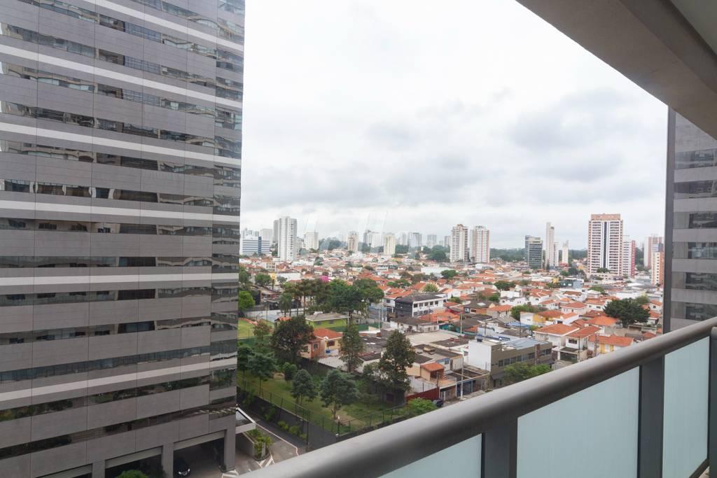 VISTA DA SACADA DE FRENTE de Sala / Conjunto para alugar, Padrão com 127 m², e 10 vagas em Santo Amaro - São Paulo