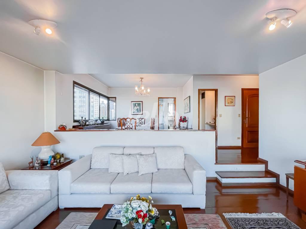 SALA DOIS AMBIENTES de Apartamento à venda, Padrão com 170 m², 3 quartos e 3 vagas em Aclimação - São Paulo