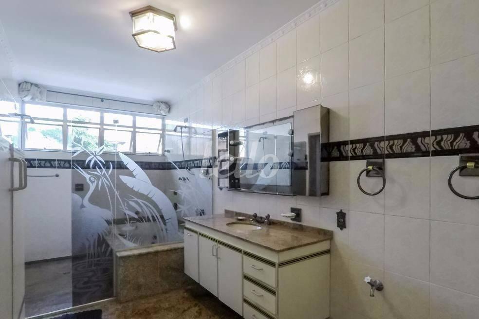BANHEIRO de Casa à venda, sobrado com 388 m², 4 quartos e 4 vagas em Bosque da Saúde - São Paulo