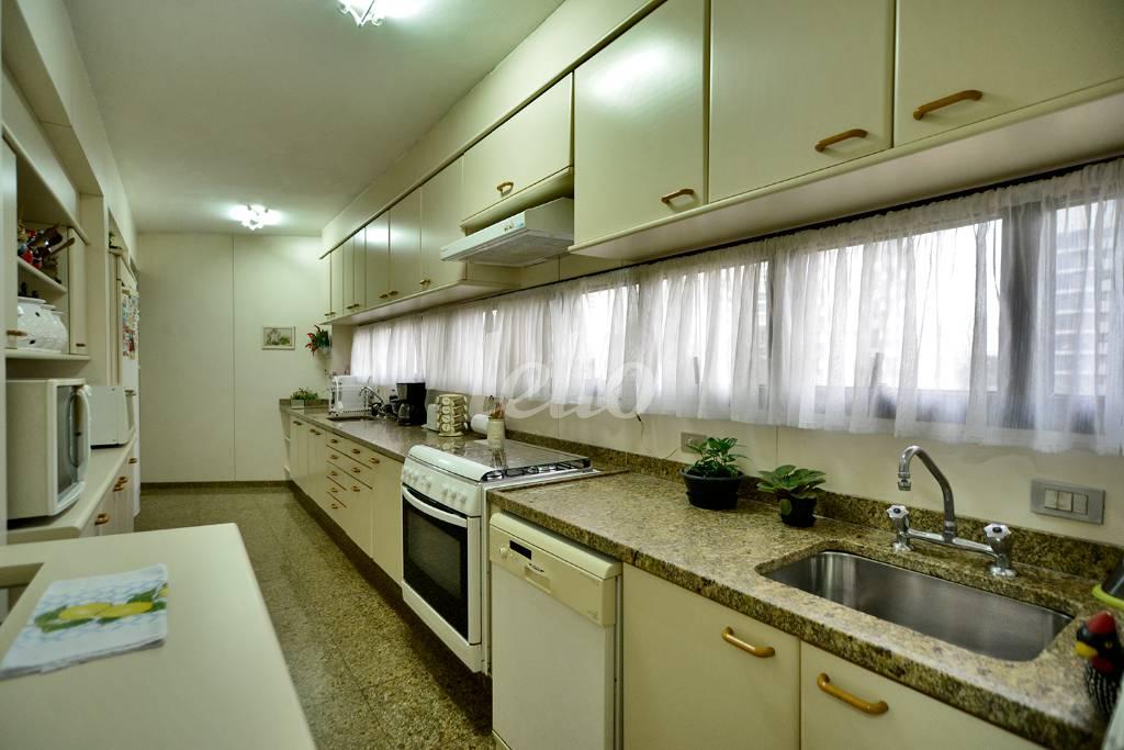 COZINHA de Apartamento à venda, Padrão com 275 m², 4 quartos e 4 vagas em Indianópolis - São Paulo