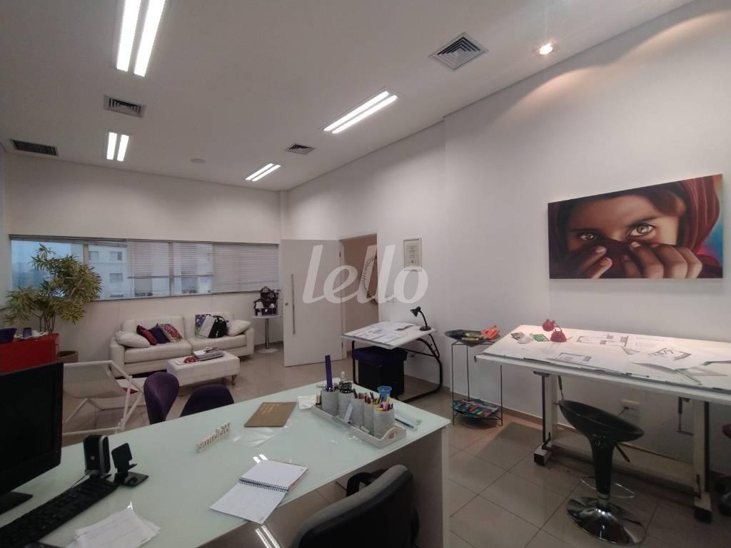 SALA 2° ANDAR de Prédio Comercial para alugar, Monousuário com 1107 m², e 25 vagas em Vila Carbone - São Paulo