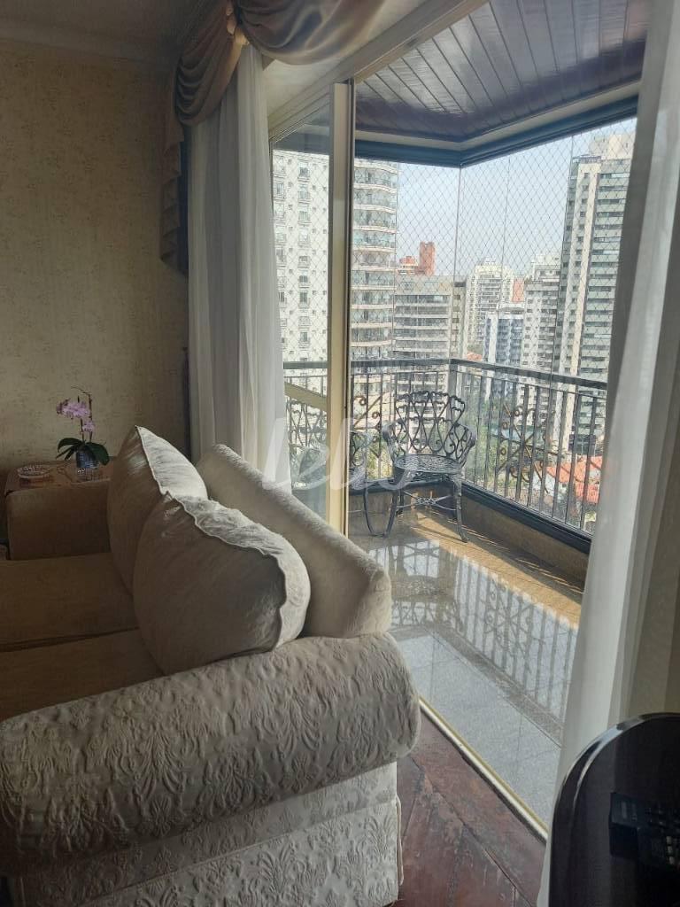 VARANDA de Apartamento à venda, Padrão com 160 m², 4 quartos e 3 vagas em Jardim Vila Mariana - São Paulo