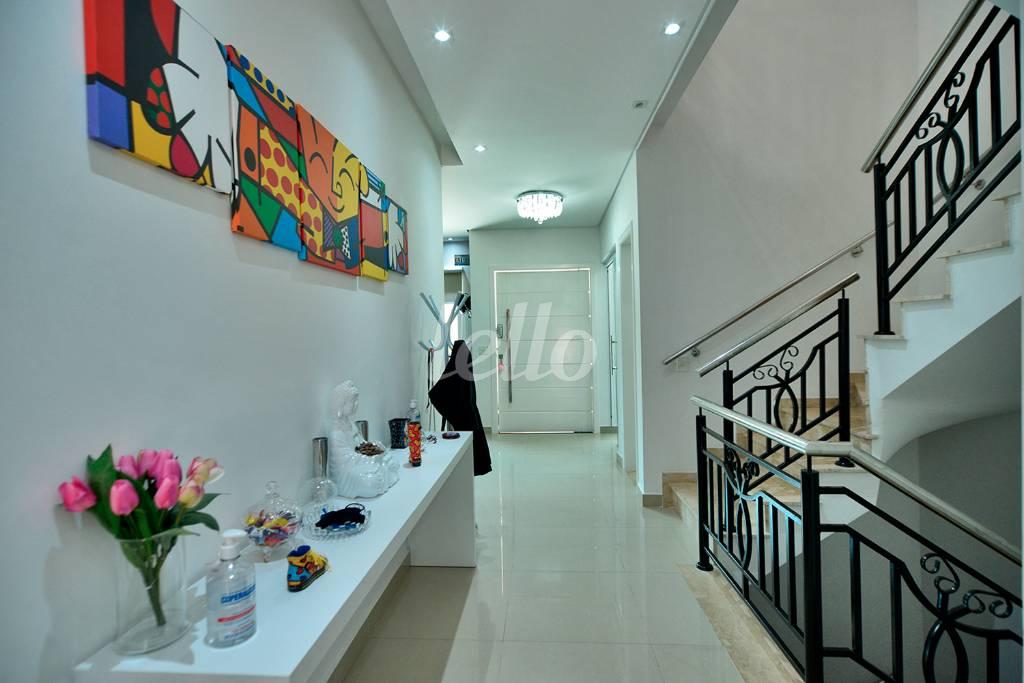 HALL ESCADAS de Casa à venda, em condomínio - sobrado com 380 m², 4 quartos e 5 vagas em Tremembé - São Paulo