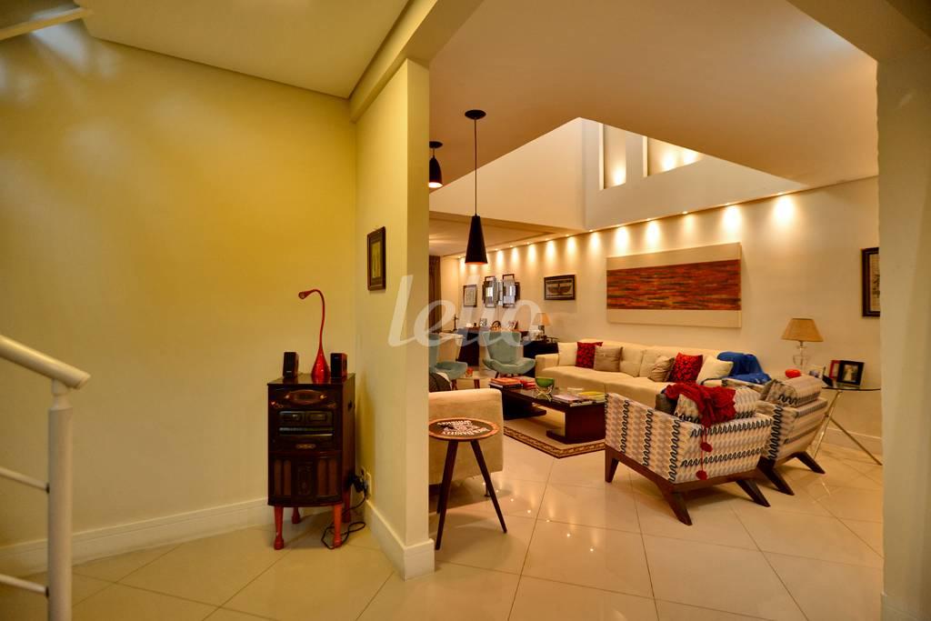 SALA DOIS AMBIENTES de Casa à venda, em condomínio - sobrado com 245 m², 4 quartos e 3 vagas em Vila Albertina - São Paulo