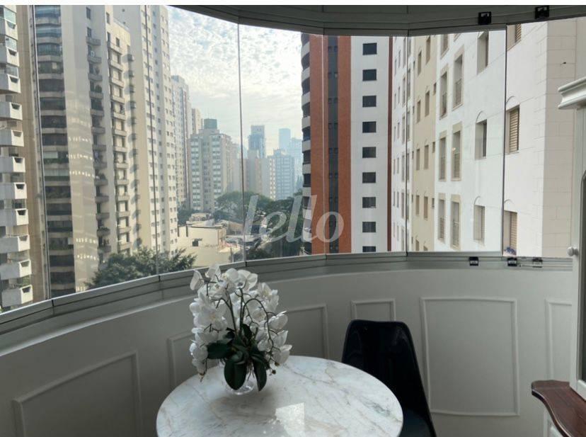 VARANDA de Apartamento à venda, Padrão com 117 m², 3 quartos e 2 vagas em Indianópolis - São Paulo