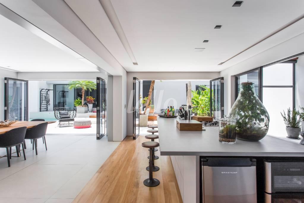 SALA de Casa à venda, sobrado com 723 m², 3 quartos e 4 vagas em Jardim Paulista - São Paulo