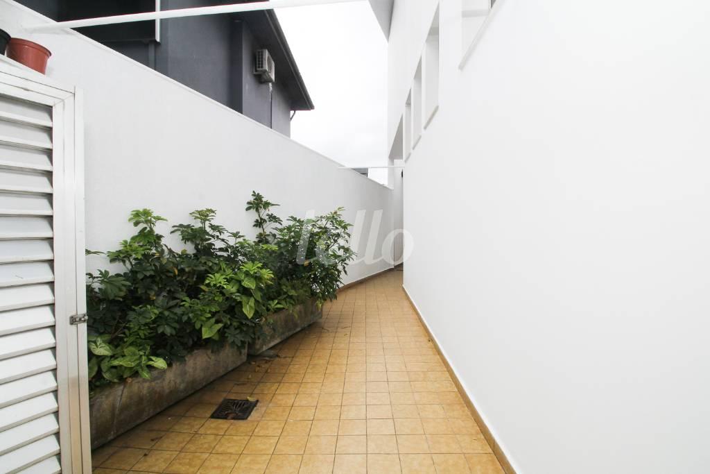 CORREDOR EXTERNO LATERAL de Casa à venda, sobrado com 296 m², e 2 vagas em Mirandopolis - São Paulo