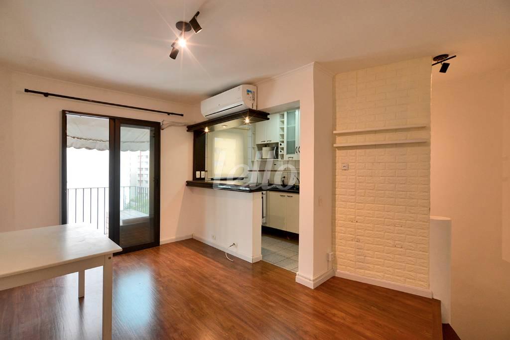 SALA DOIS AMBIENTES de Apartamento à venda, Padrão com 60 m², 1 quarto e 1 vaga em Planalto Paulista - São Paulo