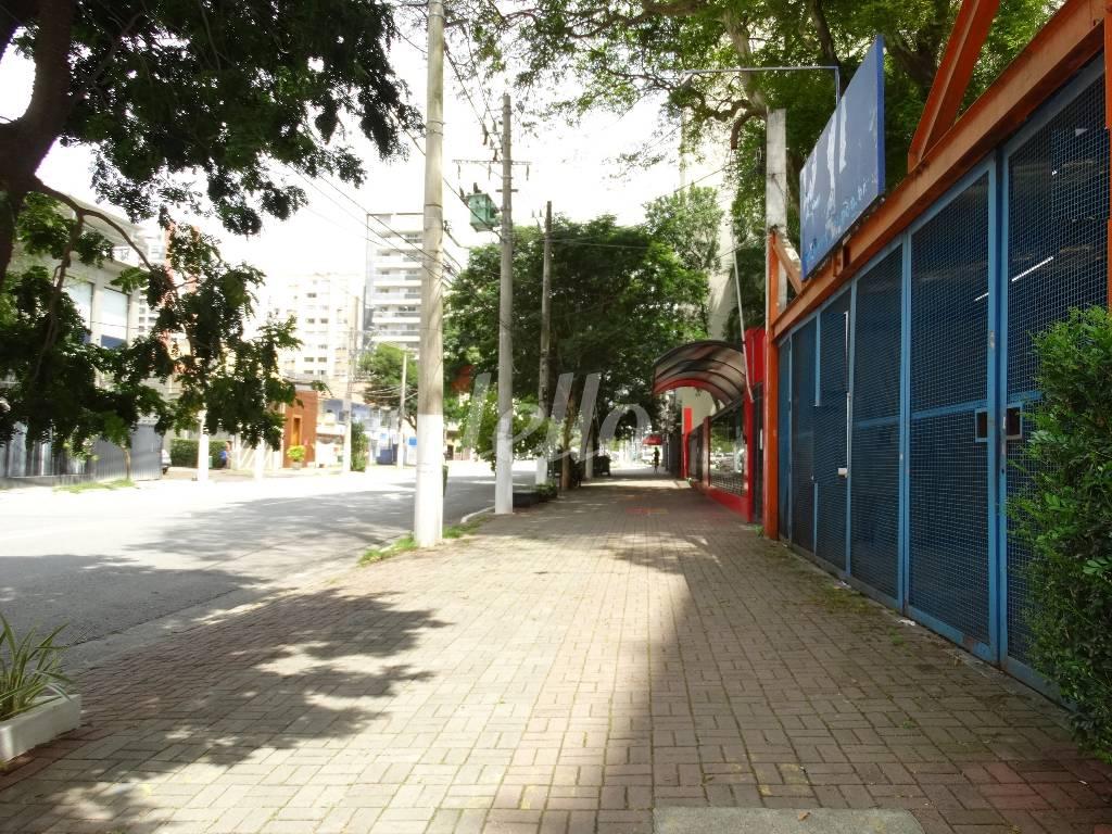 VISTA DA RUA de Casa para alugar, assobradada com 321 m², e 7 vagas em Pinheiros - São Paulo