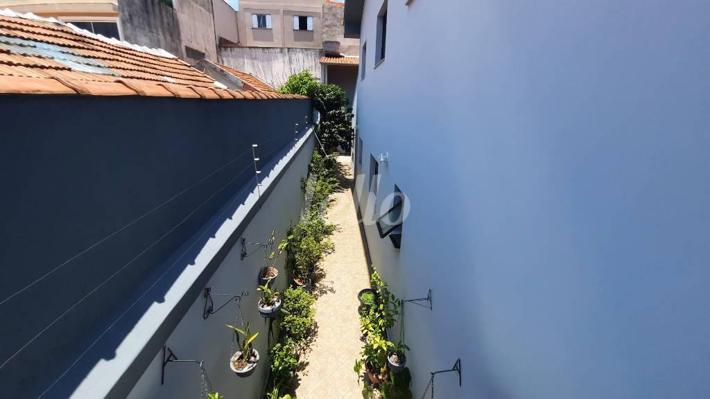VISTA DO CORREDOR LATERAL de Casa à venda, sobrado com 194 m², 5 quartos e 2 vagas em Água Rasa - São Paulo