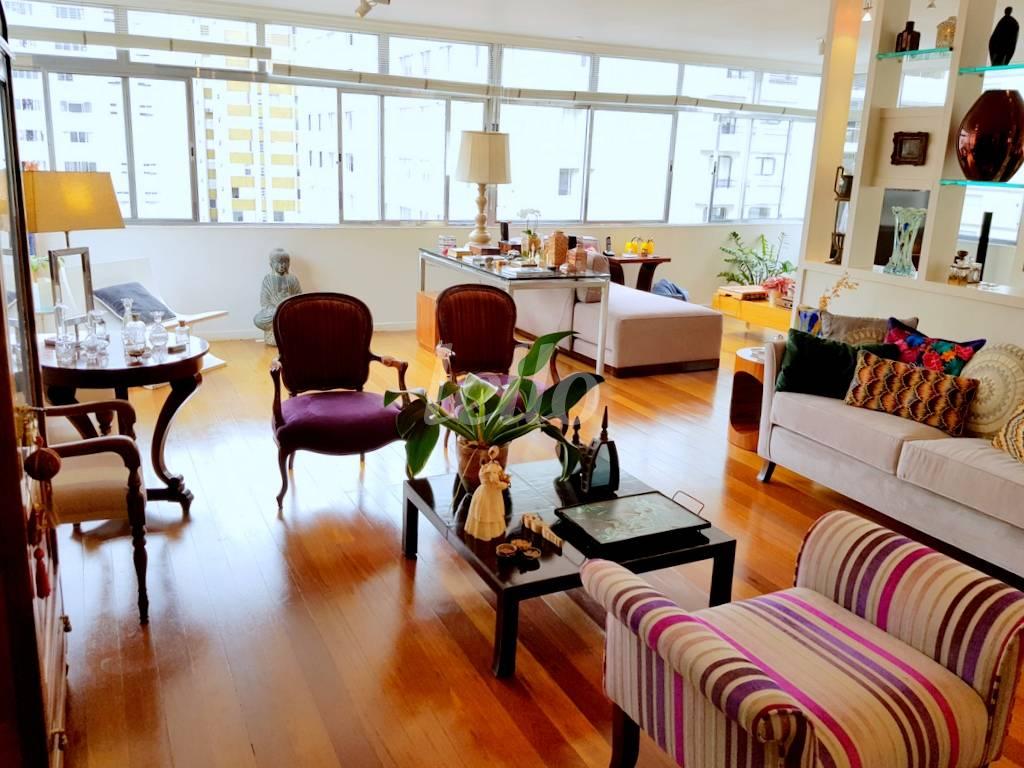 SALA de Apartamento à venda, Padrão com 95 m², 3 quartos e 2 vagas em Jardins - São Paulo