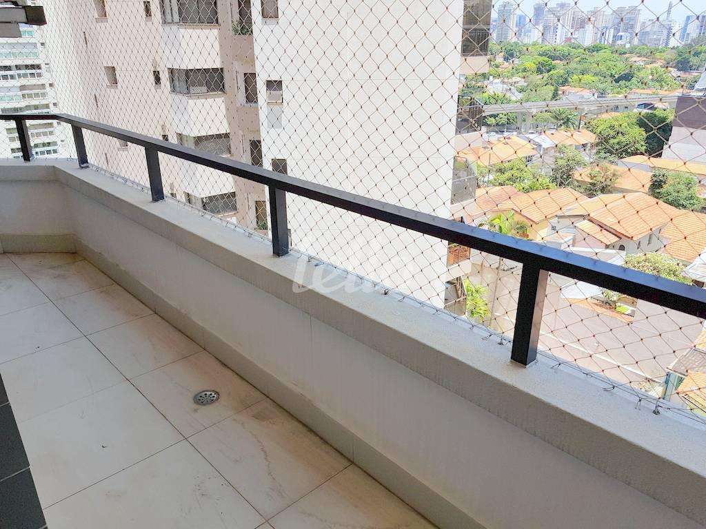 SUITE UM de Apartamento à venda, Padrão com 309 m², 4 quartos e 4 vagas em Campo Belo - São Paulo