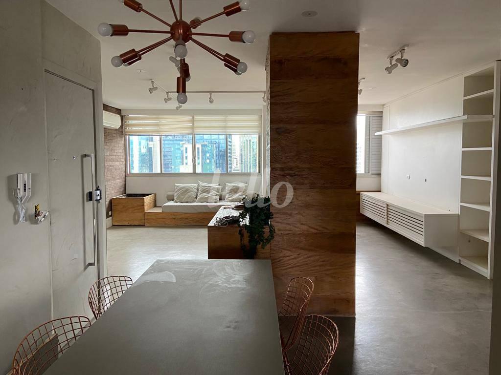 SALA de Apartamento à venda, Padrão com 131 m², 2 quartos e 1 vaga em Itaim Bibi - São Paulo