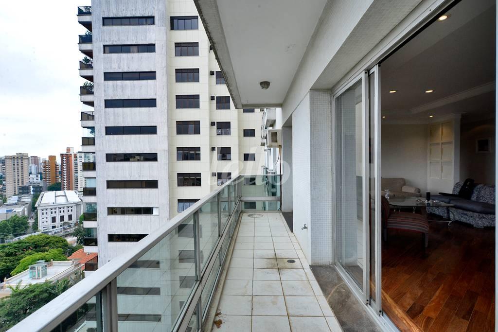 VARANDA de Apartamento à venda, Padrão com 200 m², 3 quartos e em Higienópolis - São Paulo