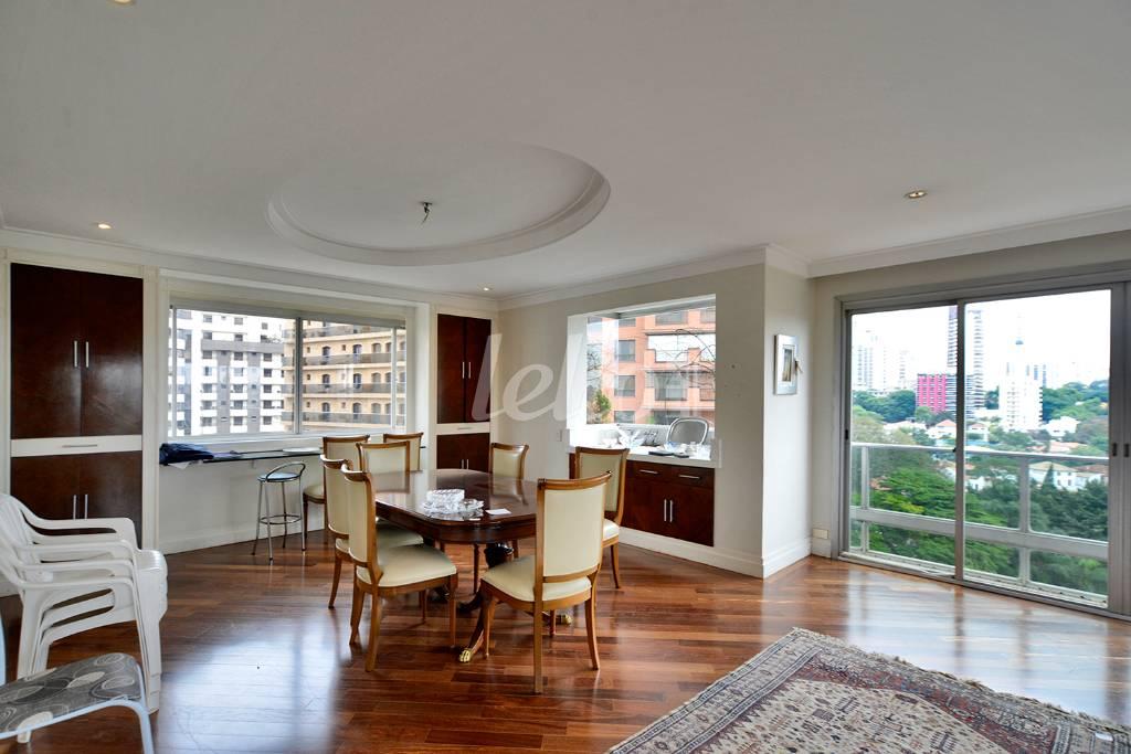 SALA DOIS AMBIENTES de Apartamento à venda, Padrão com 200 m², 3 quartos e em Higienópolis - São Paulo