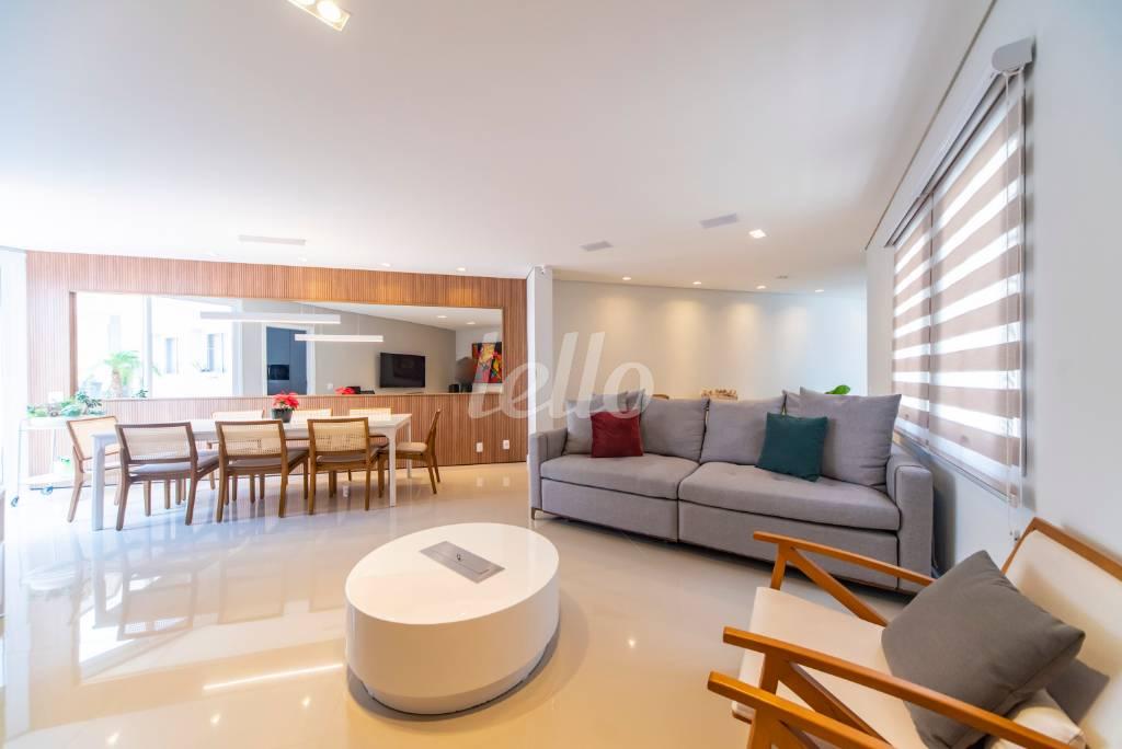 SALA DOIS AMBIENTES de Casa à venda, sobrado com 285 m², 3 quartos e 6 vagas em Água Rasa - São Paulo