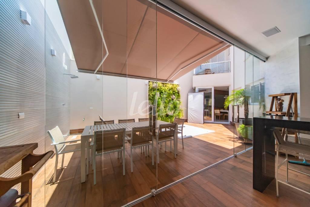 ÁREA GOURMET de Casa à venda, sobrado com 285 m², 3 quartos e 6 vagas em Água Rasa - São Paulo