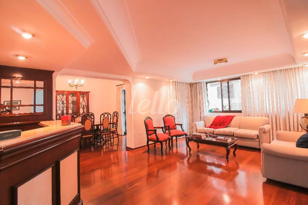 SALA DOIS AMBIENTES de Apartamento à venda, Padrão com 216 m², 3 quartos e 3 vagas em Perdizes - São Paulo