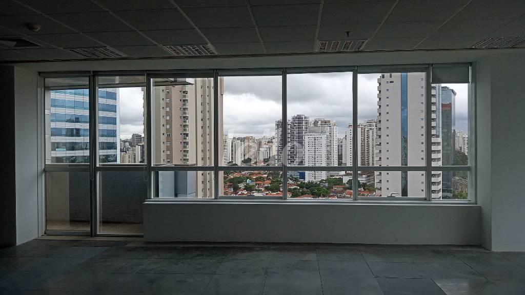 SALA E SACADA de Sala / Conjunto para alugar, Padrão com 260 m², e 8 vagas em Cidade Monções - São Paulo