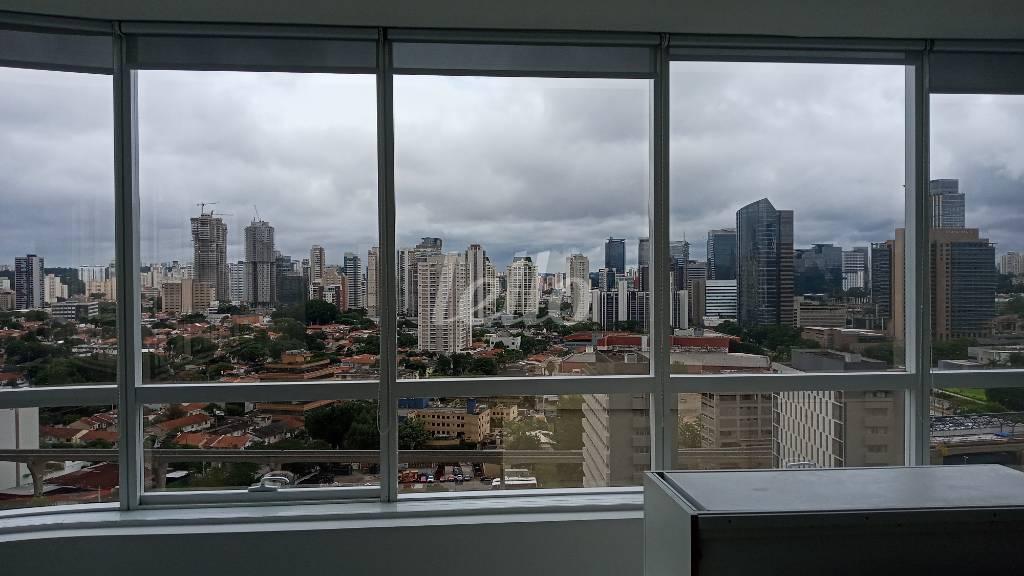 SALA FUNDOS de Sala / Conjunto para alugar, Padrão com 260 m², e 8 vagas em Cidade Monções - São Paulo