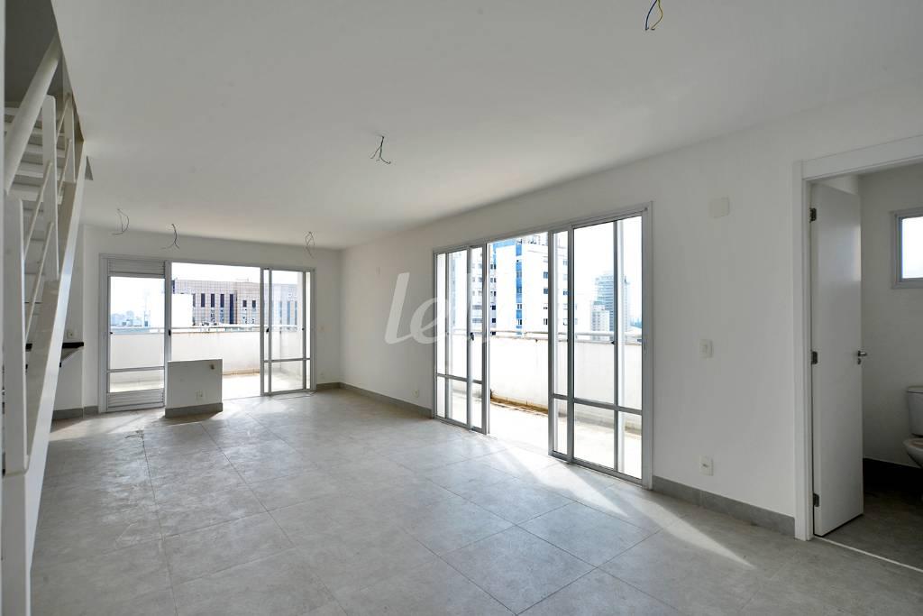 SALA DOIS AMBIENTES de Apartamento à venda, cobertura - Padrão com 140 m², 2 quartos e 2 vagas em Vila Mariana - São Paulo