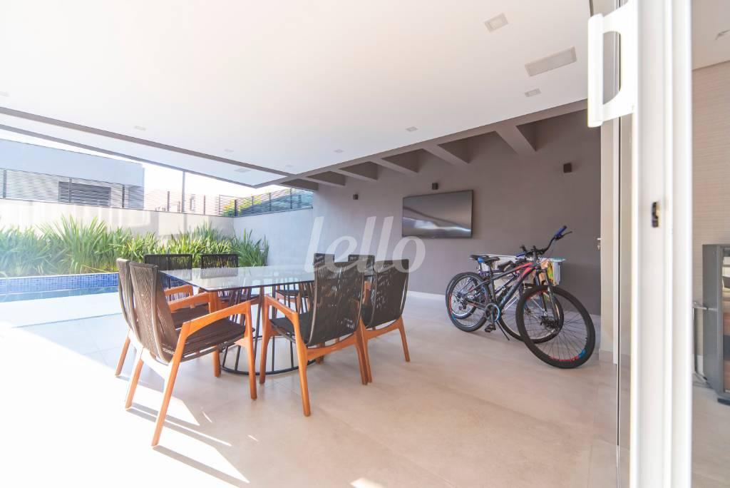 QUINTAL E ÁREA GOURMET de Casa à venda, sobrado com 420 m², 4 quartos e 4 vagas em Cerâmica - São Caetano do Sul