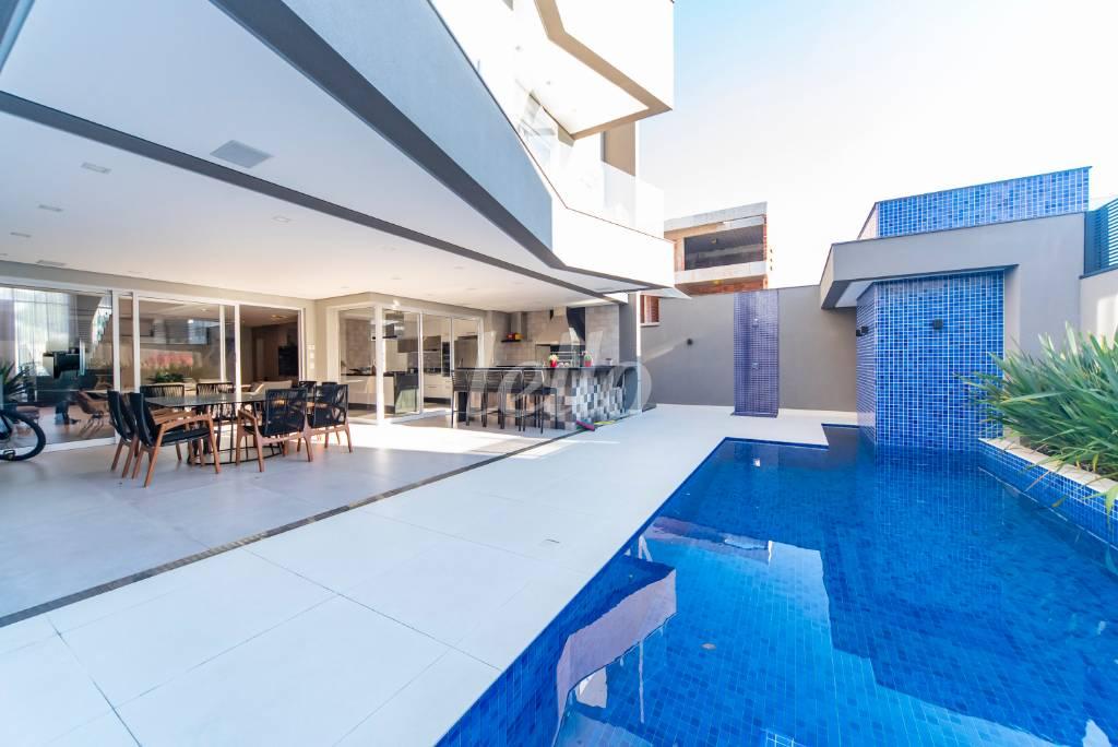 QUINTAL E PISCINA de Casa à venda, sobrado com 420 m², 4 quartos e 4 vagas em Cerâmica - São Caetano do Sul