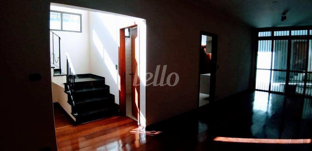 ESCADA  PARA  PISO  SUPERIOR de Casa à venda, sobrado com 234 m², 3 quartos e 2 vagas em Vila Clementino - São Paulo