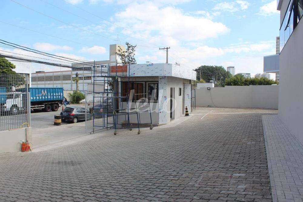 GUARITA  - ENTRADA de Galpão/Armazém para alugar, Padrão com 6000 m², e 25 vagas em Lapa - São Paulo